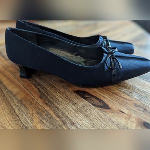 Stuart Weitzman vintage kitten heel shoes pumps 
Little Bow Navy Blue Size 6.5